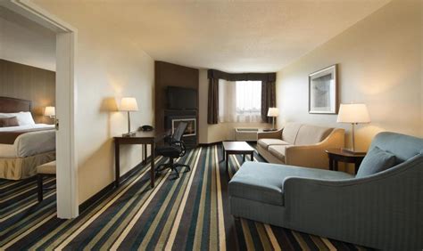 winnipeg airport hotels with shuttle.